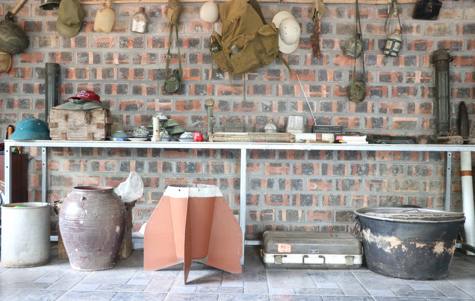 Những kỷ vật thời chiến. (Ảnh: Nguyên Lý/TTXVN)