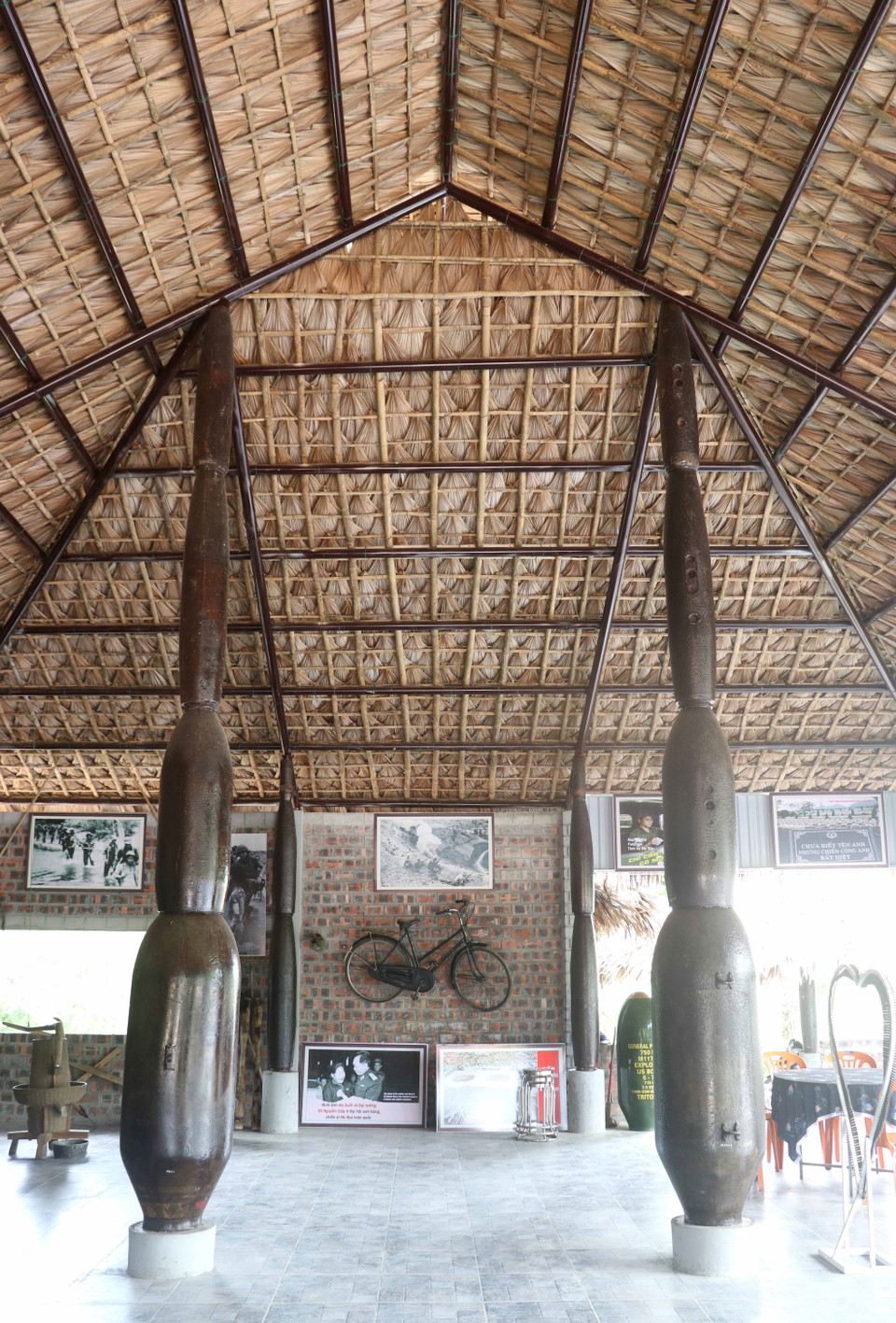 Cột của "Nhà bom” lưu giữ kỷ vật chiến tranh ở xã Linh Trường, huyện Gio Linh, tỉnh Quảng Trị được làm từ nhiều vỏ bom lớn. (Ảnh: Nguyên Lý/TTXVN)