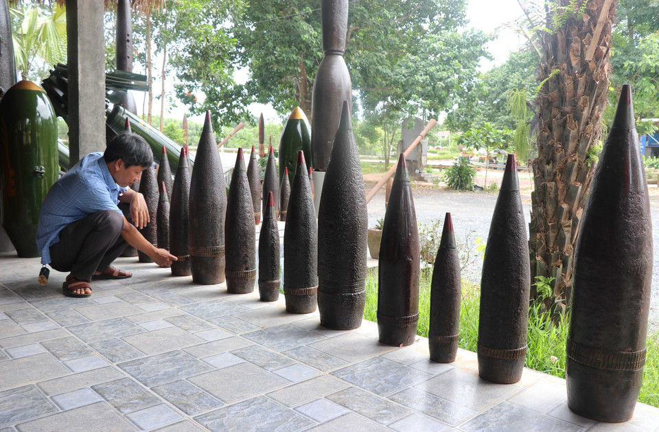 Nhiều vỏ bom đạn được trưng bày trong "Nhà bom” lưu giữ kỷ vật chiến tranh ở xã Linh Trường, huyện Gio Linh, tỉnh Quảng Trị. (Ảnh: Nguyên Lý/TTXVN)