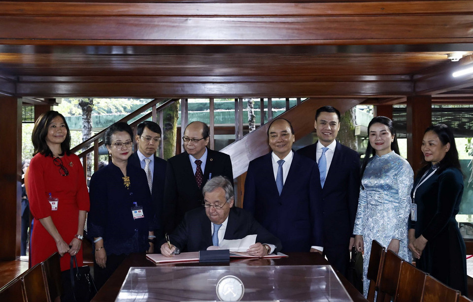 Tổng Thư ký Liên hợp quốc António Guterres ghi cảm tưởng tại di tích Nhà sàn Bác Hồ. (Ảnh: Thống Nhất/TTXVN)