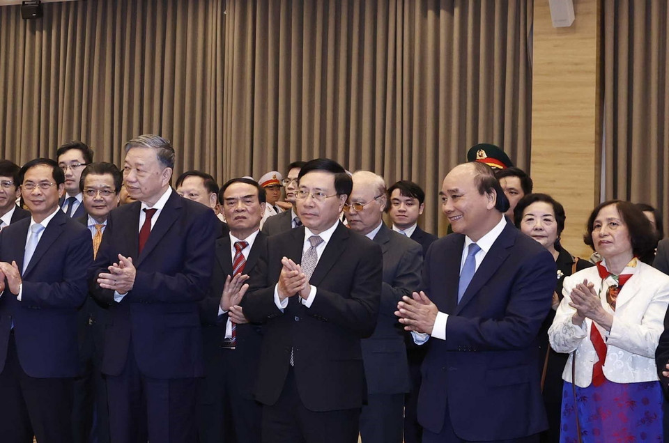 Chủ tịch nước Nguyễn Xuân Phúc cùng các đồng chí lãnh đạo Đảng, Nhà nước, các bộ, ngành dự lễ kỷ niệm. (Ảnh: TTXVN)