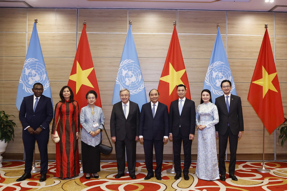 Chủ tịch nước Nguyễn Xuân Phúc và Tổng Thư ký Liên hợp quốc António Guterres cùng các đại biểu dự lễ kỷ niệm. (Ảnh: TTXVN)
