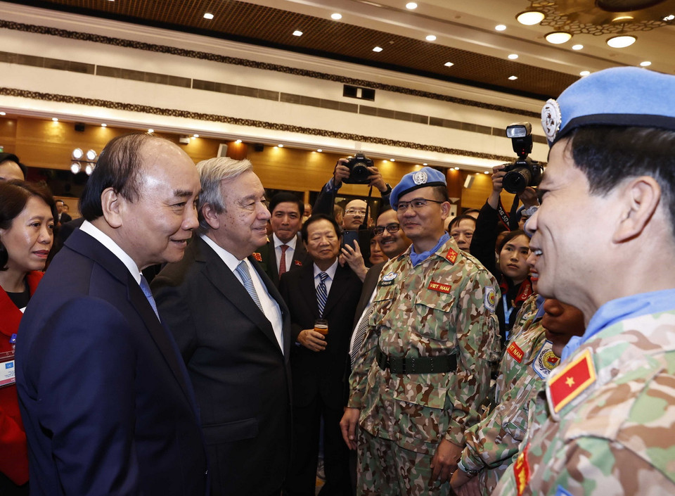 Chủ tịch nước Nguyễn Xuân Phúc và Tổng Thư ký Liên hợp quốc António Guterres với các cán bộ, chiến sỹ Việt Nam tham gia lực lượng Gìn giữ hòa bình của Liên hợp quốc. (Ảnh: TTXVN)
