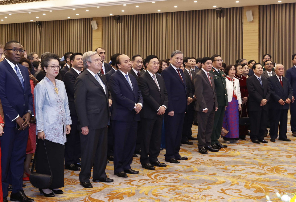 Chủ tịch nước Nguyễn Xuân Phúc, Tổng Thư ký Liên hợp quốc António Guterres và các đại biểu dự lễ kỷ niệm. (Ảnh: TTXVN)