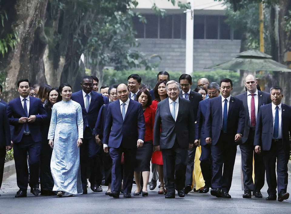 Chủ tịch nước Nguyễn Xuân Phúc cùng Tổng Thư ký Liên Hợp Quốc António Guterres trên đường Xoài trong Khu di tích Chủ tịch Hồ Chí Minh tại Phủ Chủ tịch. (Ảnh: Lâm Khánh/TTXVN)