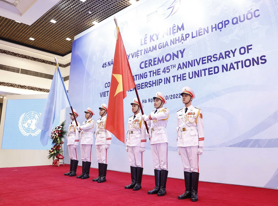 Tiêu binh rước Quốc kỳ Việt Nam và cờ Liên Hợp quốc tại lễ kỷ niệm. (Ảnh: TTXVN)