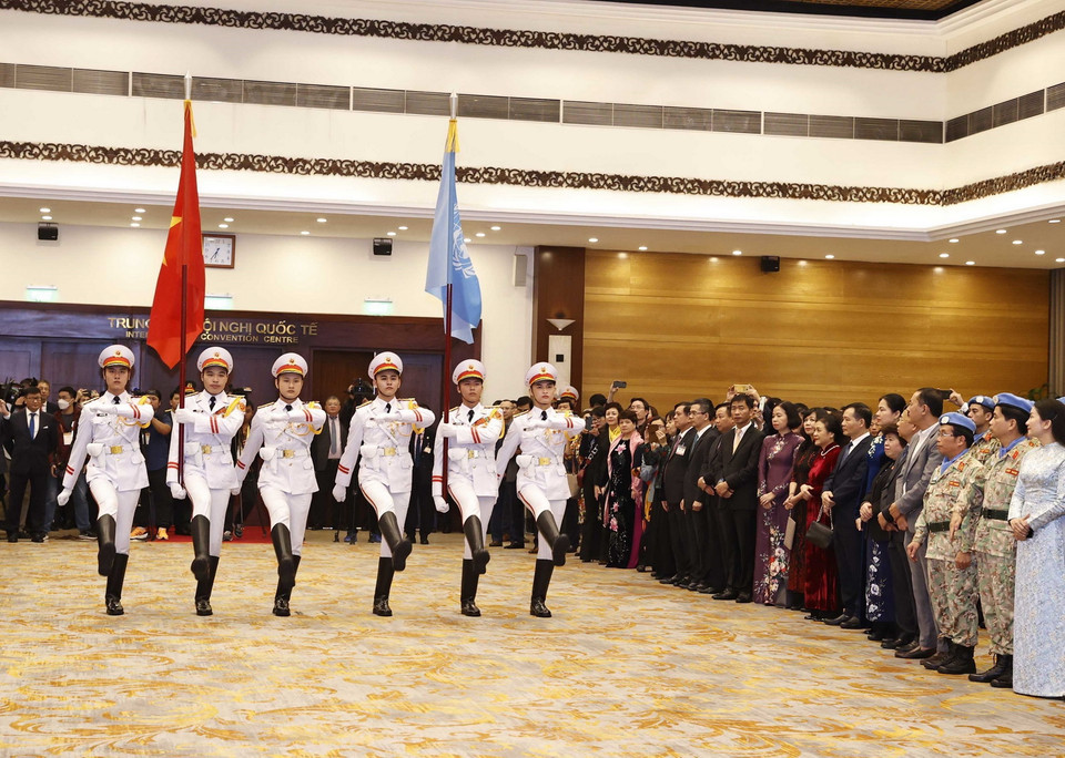 Tiêu binh rước Quốc kỳ Việt Nam và cờ Liên hợp quốc tại lễ kỷ niệm. (Ảnh: TTXVN)