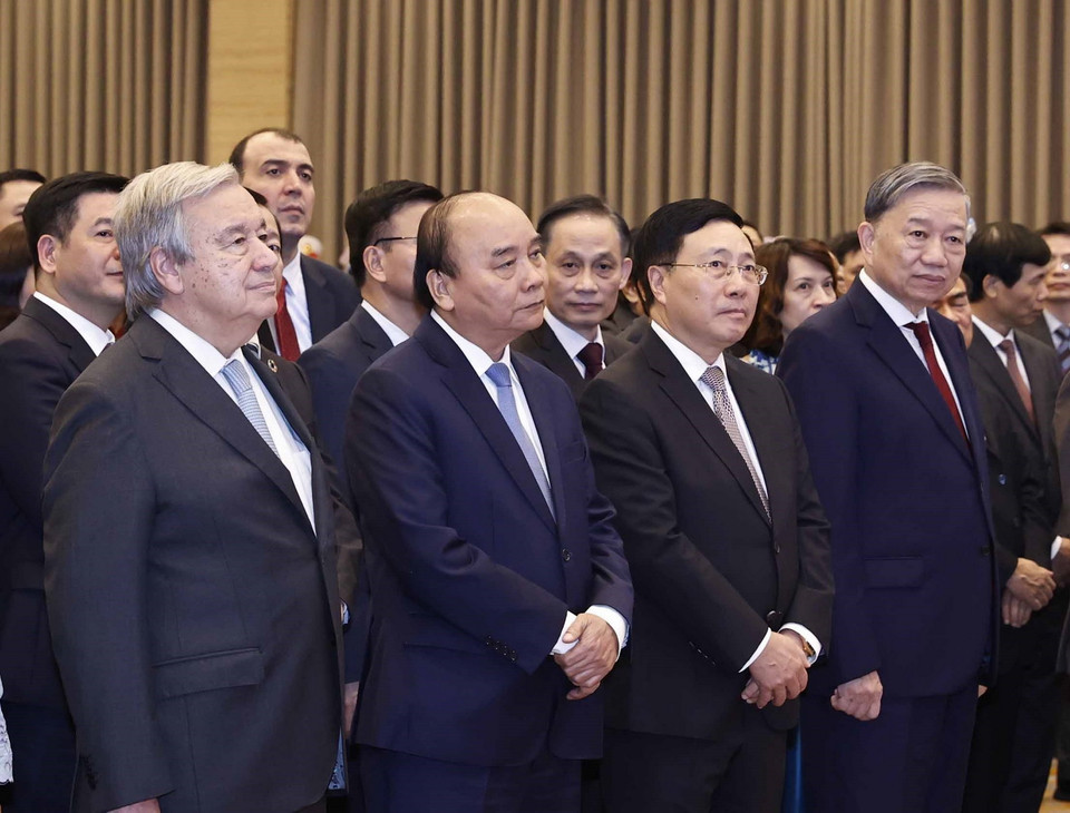 Chủ tịch nước Nguyễn Xuân Phúc, Tổng Thư ký Liên hợp quốc António Guterres và các đại biểu dự lễ kỷ niệm. (Ảnh: TTXVN)