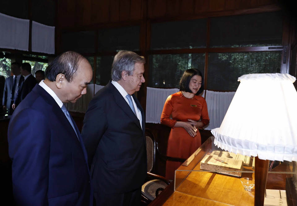Chủ tịch nước Nguyễn Xuân Phúc và Tổng Thư ký Liên hợp quốc António Guterres thăm di tích Nhà sàn Bác Hồ. (Ảnh: Thống Nhất/TTXVN)