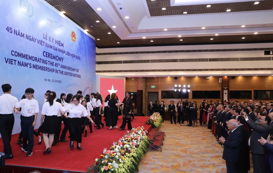 Chủ tịch nước Nguyễn Xuân Phúc, Tổng Thư ký Liên hợp quốc António Guterres xem tiết mục văn nghệ chào mừng Lễ kỷ niệm 45 năm ngày Việt Nam gia nhập Liên hợp quốc. (Ảnh: TTXVN)