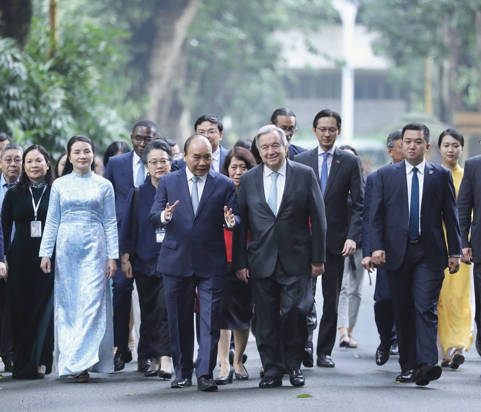 Chủ tịch nước Nguyễn Xuân Phúc và Tổng Thư ký Liên Hợp Quốc António Guterres trên đường Xoài trong Khu di tích Chủ tịch Hồ Chí Minh tại Phủ Chủ tịch. (Ảnh: Lâm Khánh/TTXVN)