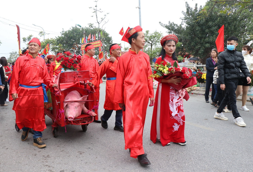 "Ông ỉn" được rước quanh làng sau đó đưa đi giết thịt tế thánh. (Ảnh: Thanh Thương/TTXVN)