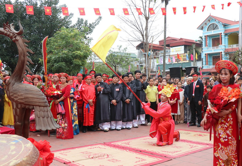 Nghi lễ phất cờ trước khi thực hiện nghi lễ giết "ông ỉn" tế thánh. (Ảnh: Thanh Thương/TTXVN)