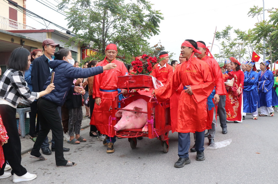 Người dân mừng tuổi "ông ỉn" lấy may đầu năm. (Ảnh: Thanh Thương/TTXVN)