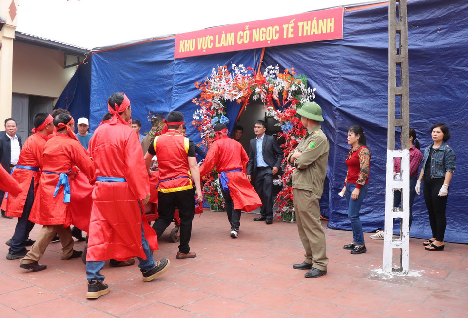 "Ông ỉn" được đưa vào khu kín để giết thịt, tế thánh. Điều này góp phần giảm đi sự phản cảm, đồng thời gìn giữ được những tập tục truyền thống của xứ Kinh Bắc cổ xưa. (Ảnh: Thanh Thương/TTXVN)