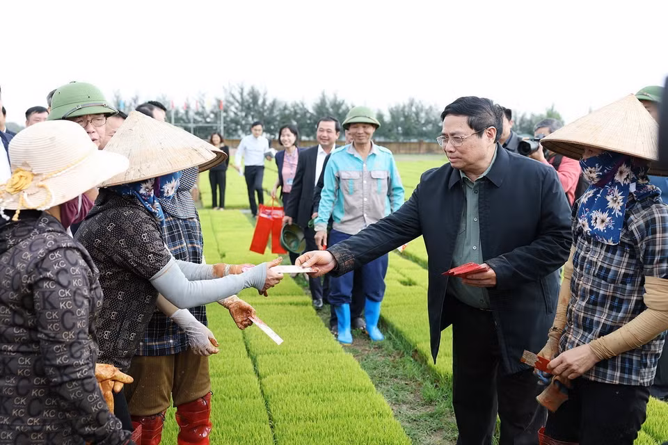 Thủ tướng Phạm Minh Chính chúc Tết nông dân huyện Ninh Giang, Hải Dương. (Ảnh: Dương Giang/TTXVN)