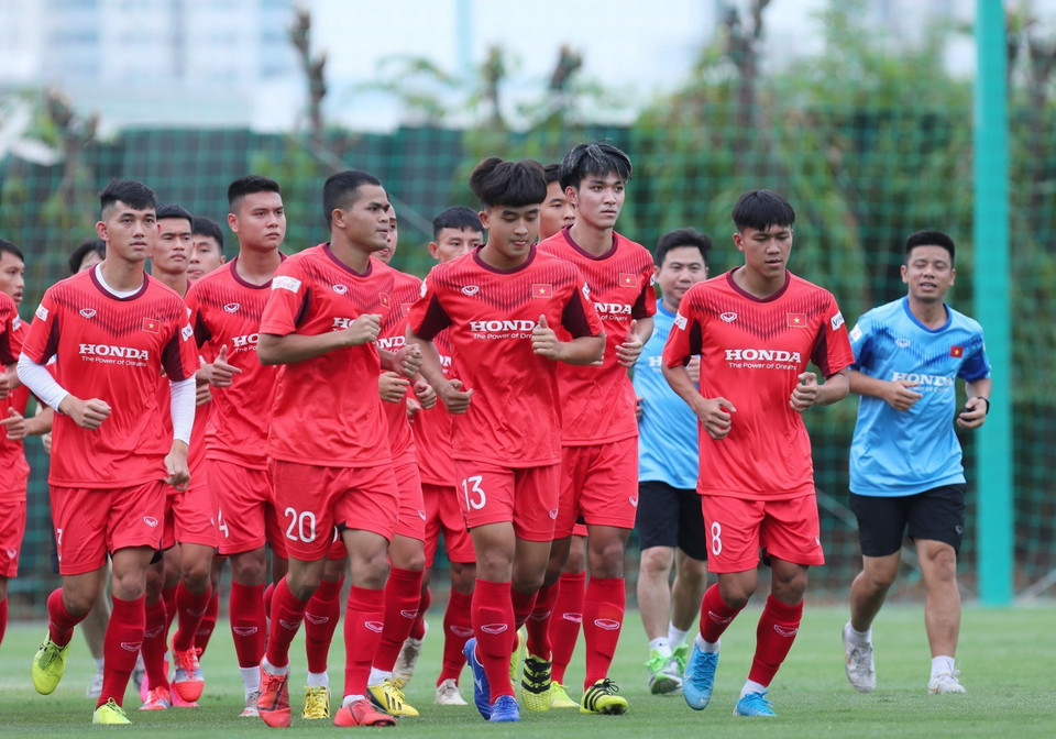 Các cầu thủ U22 Việt Nam chạy nhẹ trong ngày tập đầu tiên. (Ảnh: Thành Đạt/TTXVN)