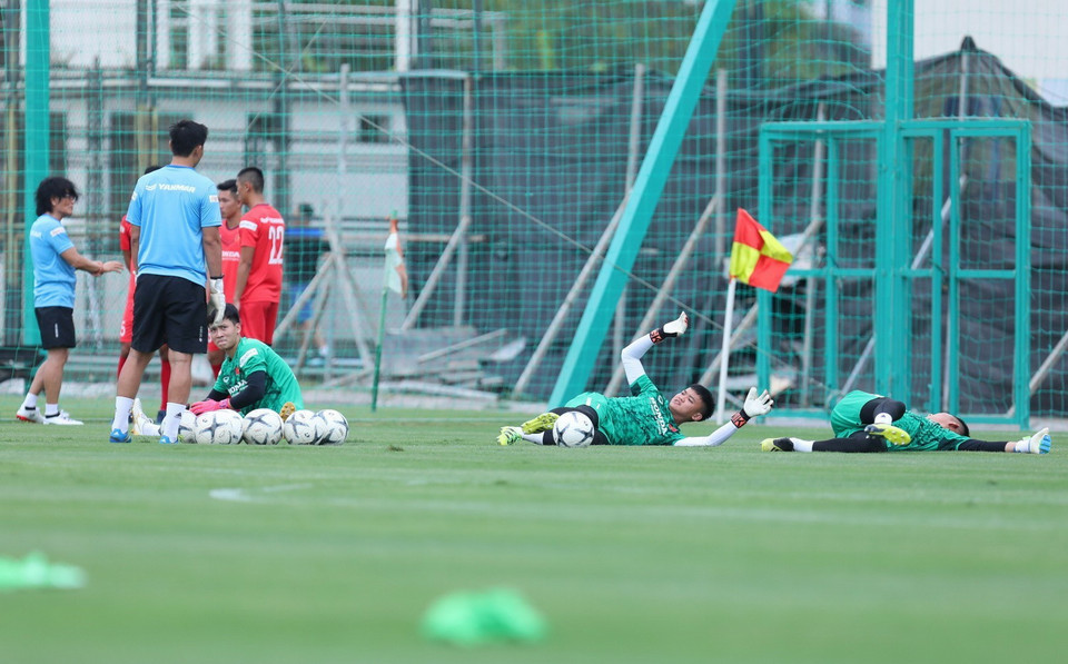 Các thủ môn U22 Việt Nam tập những động tác cơ bản cùng huấn luyện viên. (Ảnh: Thành Đạt/TTXVN)