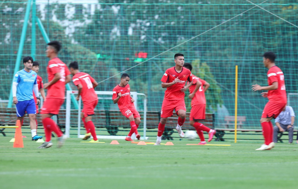 Các cầu thủ U22 Việt Nam bắt đầu với những động tác cơ bản. (Ảnh: Thành Đạt/TTXVN)