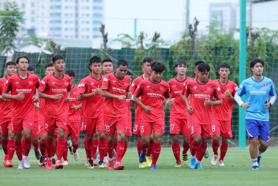 Các cầu thủ U22 Việt Nam chạy nhẹ trong ngày tập đầu tiên. (Ảnh: Thành Đạt/TTXVN)