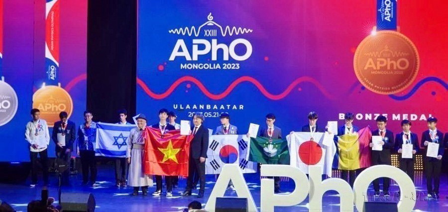 Tám học sinh Việt Nam đều đoạt giải tại Olympic Vật lý châu Á-Thái Bình Dương (APhO) năm 2023. (Ảnh: TTXVN phát)