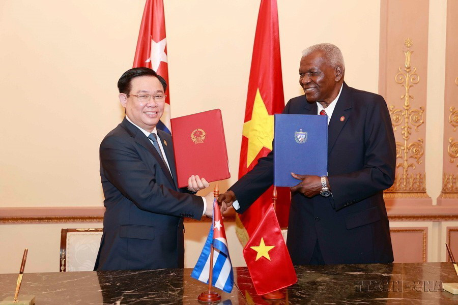 Chủ tịch Quốc hội Vương Đình Huệ và Chủ tịch Quốc hội Cuba Esteban Lazo Hernandez ký thỏa thuận về thành lập cơ chế hợp tác liên nghị viện giữa Quốc hội hai nước, năm 2023. (Ảnh: Doãn Tấn/TTXVN)