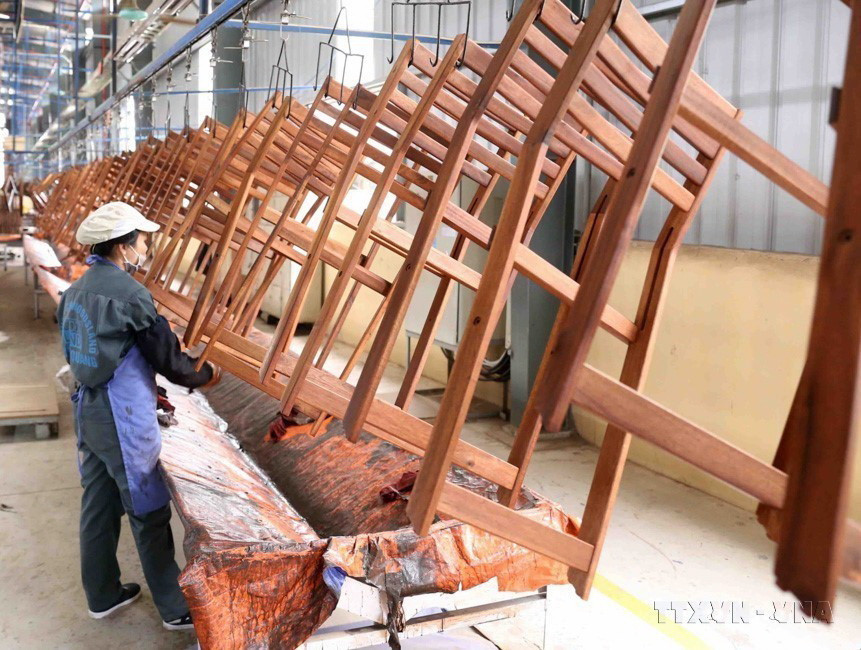 Năm 2020, đại dịch COVID-19 tác động tiêu cực đến phát triển kinh tế nhưng kim ngạch xuất khẩu lâm sản vẫn đạt trên 12,6 tỷ USD, tăng 11,5% so với năm trước đó. (Ảnh: TTXVN)