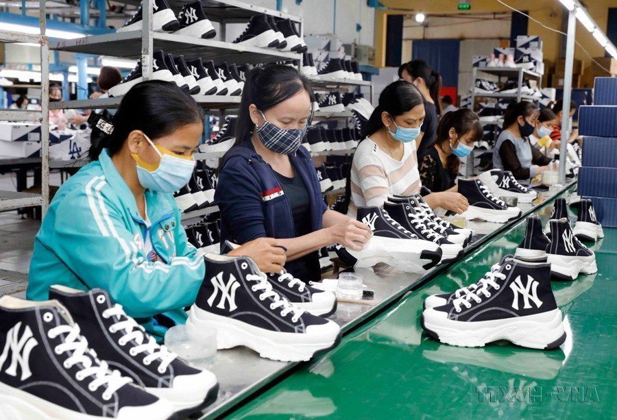 Kinh tế-xã hội là một trong những điểm nhấn quan trọng nửa đầu nhiệm kỳ Đại hội XIII của Đảng. Mặc dù gặp nhiều khó khăn, Việt Nam là một điểm sáng "trong bức tranh xám màu" của kinh tế toàn cầu. Sản xuất giày xuất khẩu sang thị trường châu Âu tại Công ty giày Trường Xuân, Ba Vì, Hà Nội. (Ảnh: Trần Việt/TTXVN)