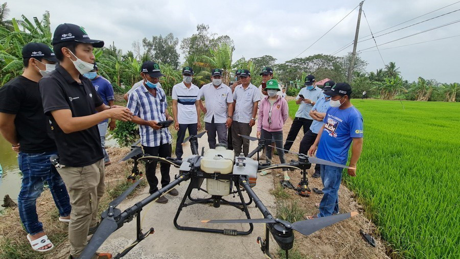 Tập huấn sử dụng máy bay nông nghiệp không người lái cho nông dân tỉnh Bạc Liêu, góp phần giảm chi phí, nâng cao hiệu quả sản xuất. (Ảnh: Tuấn Kiệt/TTXVN)