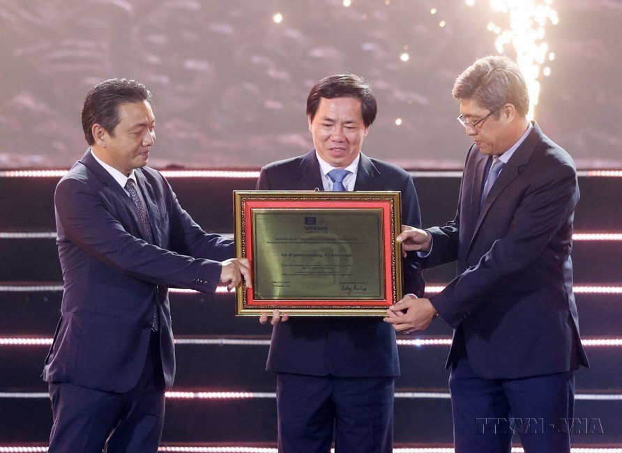 Lễ đón nhận Bằng công nhận của UNESCO ghi danh "Nghệ thuật làm gốm của người Chăm vào Danh sách di sản văn hóa phi vật thể cần bảo vệ khẩn cấp” và Khai mạc Lễ hội Nho-Vang Ninh Thuận năm 2023. (Ảnh: Thống NhấtTTXVN)