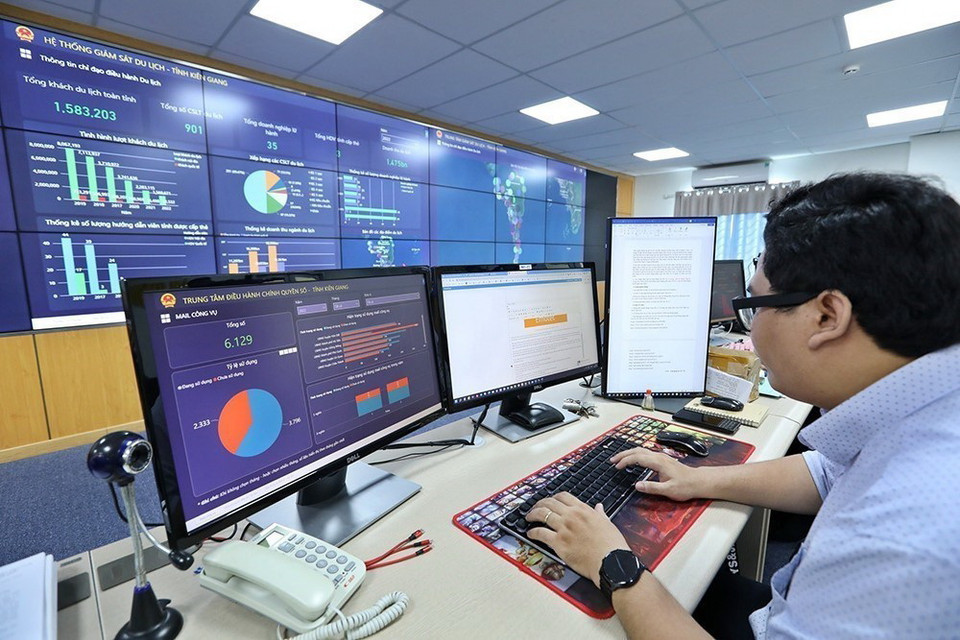 Tỉnh Kiên Giang chú trọng đầu tư phát triển hạ tầng chuyển đổi số, ứng dụng mạnh mẽ, tiên phong các công nghệ số, dữ liệu số trong tất cả các lĩnh vực kinh tế-xã hội, đổi mới căn bản, toàn diện hoạt động quản lý, điều hành của chính quyền, phương thức sống, làm việc, sản xuất kinh doanh của người dân và doanh nghiệp. (Ảnh: Minh Quyết/TTXVN)