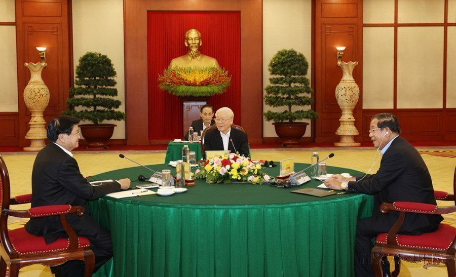 Tổng Bí thư Nguyễn Phú Trọng cùng Chủ tịch Đảng Nhân dân Campuchia, Thủ tướng Chính phủ Vương quốc Campuchia Hun Sen và Tổng Bí thư, Chủ tịch nước Lào Thongloun Sisoulith tại Cuộc gặp cấp cao Việt Nam-Campuchia-Lào, năm 2021. (Ảnh: Trí Dũng/TTXVN)