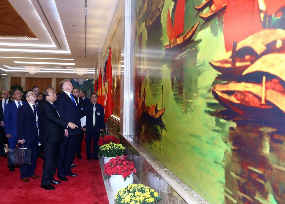 Thủ tướng Nguyễn Xuân Phúc giới thiệu với Tổng thống Hoa Kỳ Donald Trump một số hình ảnh về danh lam thắng cảnh của Việt Nam. (Ảnh: Thống Nhất/TTXVN)