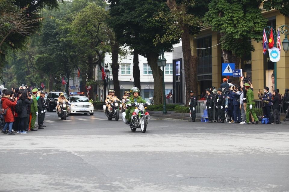 Đoàn xe của phái đoàn Triều Tiên di chuyển từ cổng phụ khách sạn Metropole trên phố Lý Thái Tổ về khách sạn Melia sau khi kết thúc việc kiểm tra. (Ảnh: Minh Quyết/TTXVN)