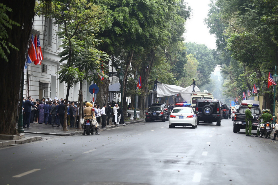 Đoàn xe của phái đoàn Triều Tiên tới khách sạn Metropole từ cổng phụ trên phố Lý Thái Tổ. (Ảnh: Minh Quyết/TTXVN)
