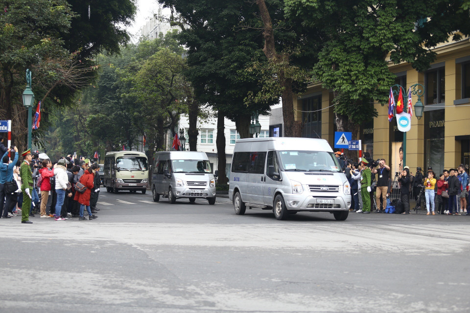 Đoàn xe của phái đoàn Triều Tiên di chuyển từ cổng phụ khách sạn Metropole trên phố Lý Thái Tổ về khách sạn Melia sau khi kết thúc việc kiểm tra. (Ảnh: Minh Quyết/TTXVN)