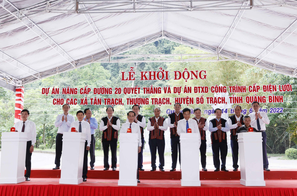 Chủ tịch nước Nguyễn Xuân Phúc dự Lễ khởi công nâng cấp lưới điện cho 2 xã Tân Trạch và Thượng Trạch Bố Trạch; dự án nâng cấp đường 20 Quyết Thắng. (Ảnh: Thống Nhất/TTXVN)