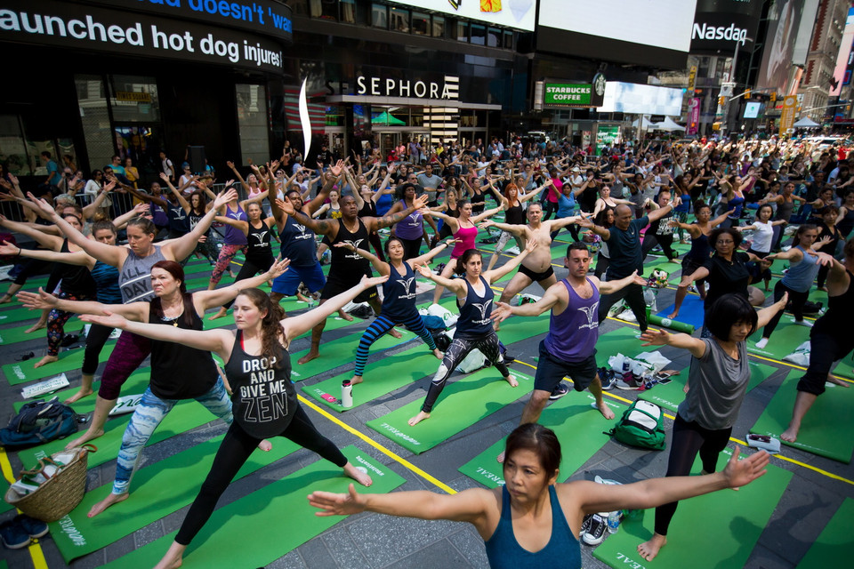 Người dân tham gia tập Yoga tại Quảng trường Thời đại ở New York, Mỹ ngày 21/6 để kỷ niệm Ngày quốc tế Yoga. (Nguồn: THX/TTXVN)