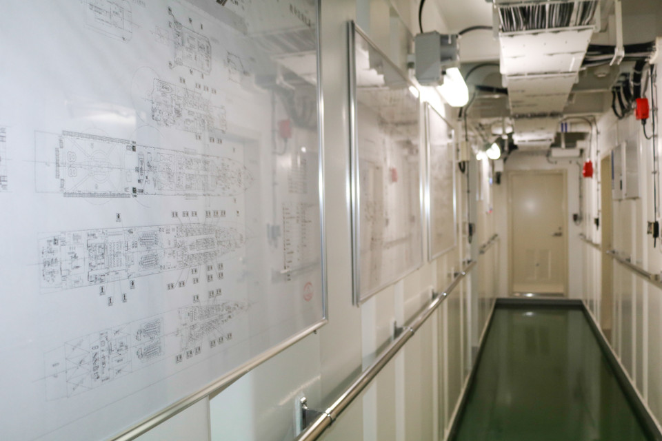 Không gian trong tàu Tokashiki. (Ảnh: Trần Thúy Hà/Vietnam+)