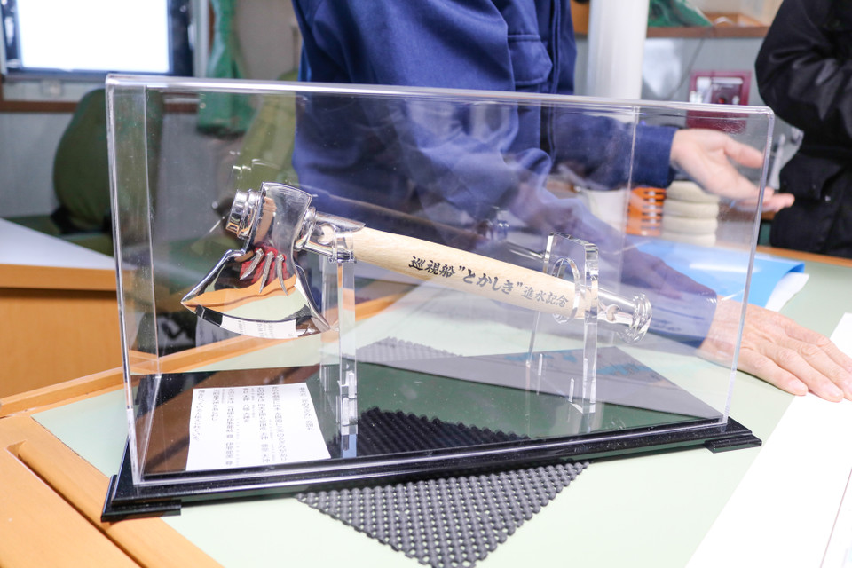 Chiếc rìu được dùng trong lễ hạ thủy nay nằm trong đài chỉ huy của tàu. (Ảnh: Trần Thúy Hà/Vietnam+)