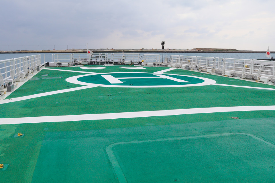 Các tàu Kunigami có trọng tải 1.700 tấn, chiều dài 96,6m, rộng 11,5m, được trang bị 2 động cơ diesel công suất lớn, giúp tàu đạt tốc độ 25 hải lý hoặc hơn. Kích cỡ tàu đủ lớn để lắp sàn đỗ trực thăng. (Ảnh: Trần Thúy Hà/Vietnam+)