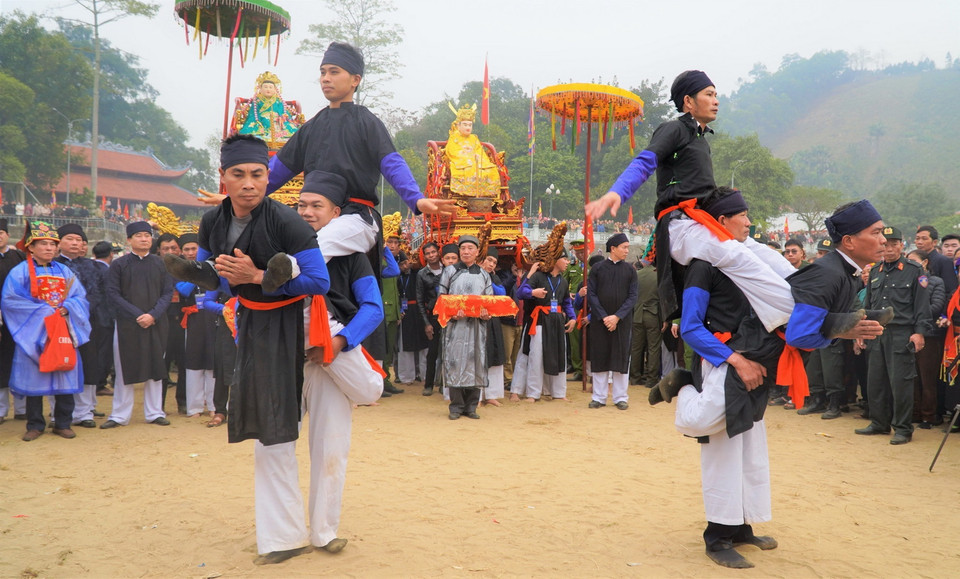 Nghi thức vật hầu Mẫu trong Lễ rước Mẫu sang sông nhằm cầu cho mưa thuận gió hòa, mùa màng tốt tươi. (Ảnh: Việt Dũng/TTXVN)