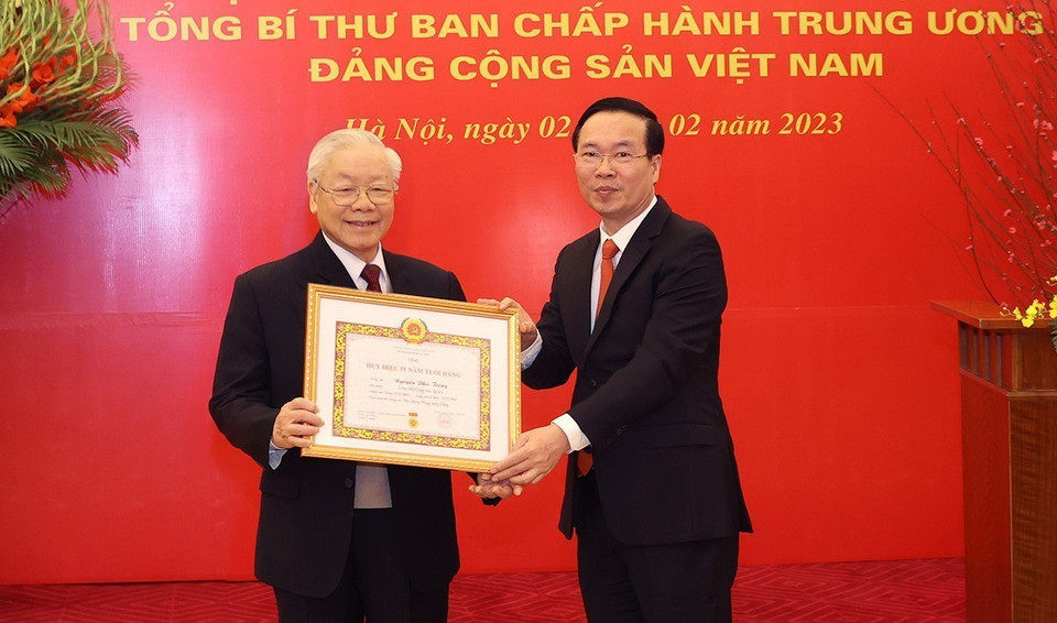 Ông Võ Văn Thưởng, Ủy viên Bộ Chính trị, Thường trực Ban Bí thư trao Huy hiệu 55 năm tuổi Đảng tặng Tổng Bí thư Nguyễn Phú Trọng. (Ảnh: Trí Dũng/TTXVN)