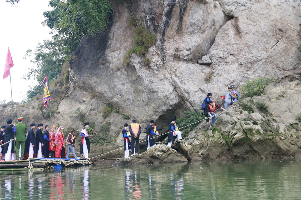 Khi tượng Mẫu đã sang tới Miếu Ghềnh Ngai thăm Đức Ông, các thầy cúng làm thủ tục tế lễ. (Ảnh: Việt Dũng/TTXVN) 