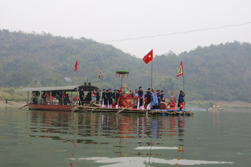 Lễ rước Mẫu sang sông tại Đền Đông Cuông. (Ảnh: Việt Dũng/TTXVN)