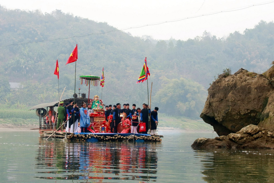 Lễ rước Mẫu sang sông tại Đền Đông Cuông. (Ảnh: Việt Dũng/TTXVN)
