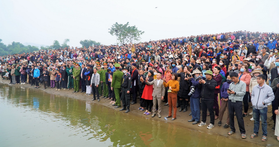 Nghi lễ rước Mẫu sang sông thu hút hàng vạn nhân dân và du khách thập phương tham dự. (Ảnh: Việt Dũng/TTXVN)