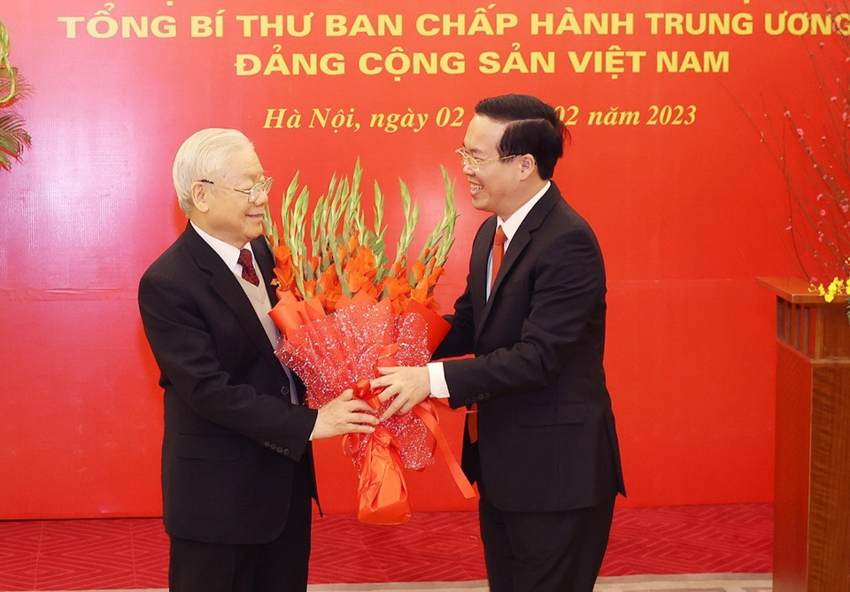 Ông Võ Văn Thưởng, Ủy viên Bộ Chính trị, Thường trực Ban Bí thư chúc mừng Tổng Bí thư Nguyễn Phú Trọng. (Ảnh: Trí Dũng/TTXVN)