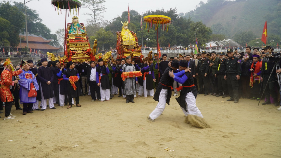 Nghi thức vật hầu Mẫu trong Lễ rước Mẫu sang sông nhằm cầu cho mưa thuận gió hòa, mùa màng tốt tươi. (Ảnh: Việt Dũng/TTXVN)
