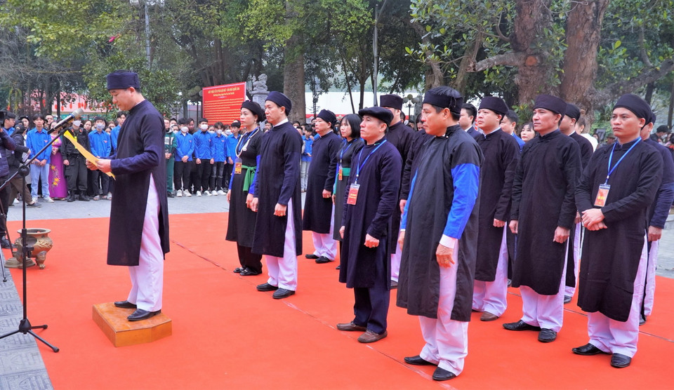Lãnh đạo huyện Văn Yên, tỉnh Yên Bái và các đại biểu, nhân dân và du khách tham gia nghi lễ dâng Chúc văn sân trước cửa Đền chính Đền Đông Cuông trước khi diễn ra nghi lễ rước Mẫu sang sông. (Ảnh: Việt Dũng/TTXVN)